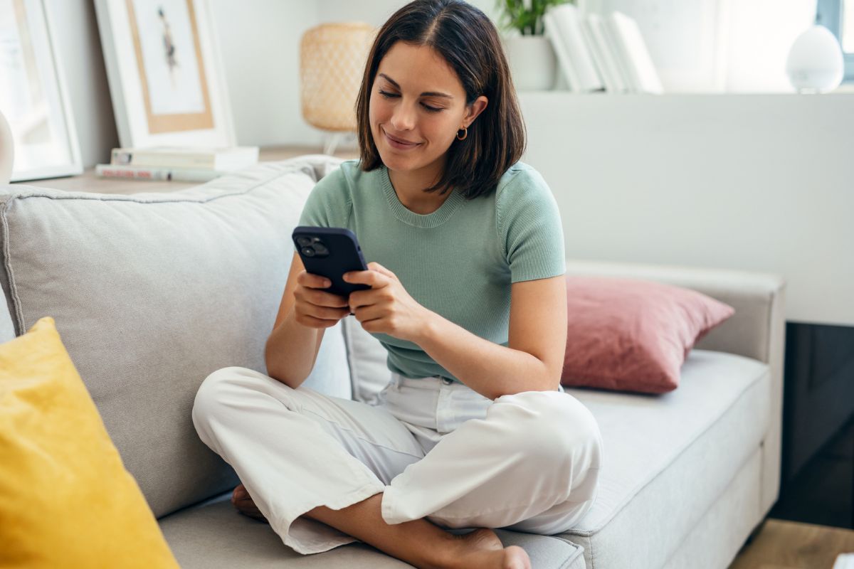 kobieta z telefonem w dłoni