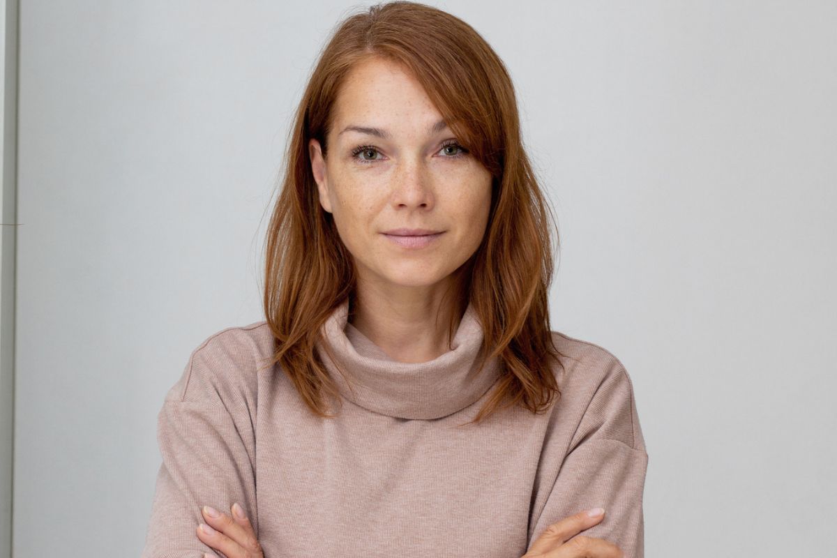 kobieta w rudych włosach