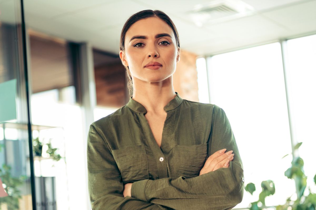 kobieta 30+ patrzy prosto w obiektyw aparatu