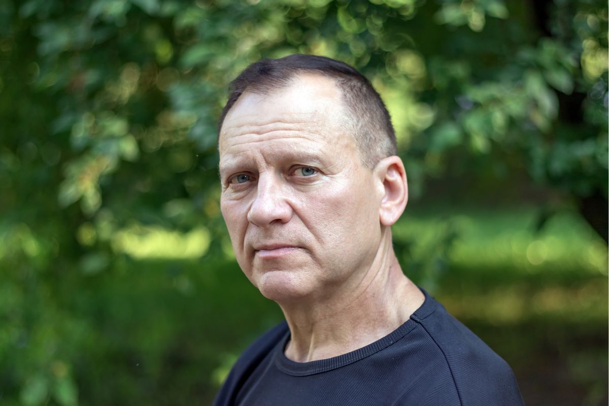 Mężczyzna w średnim wieku na dworze