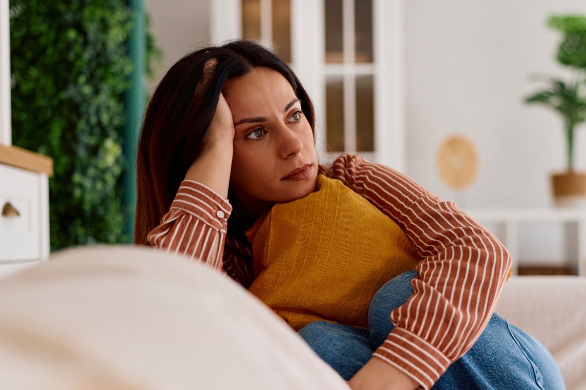 kobieta 30+ zamyślona