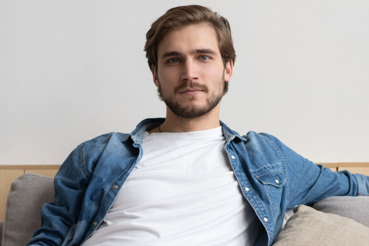 młody mężczyzna na sofie