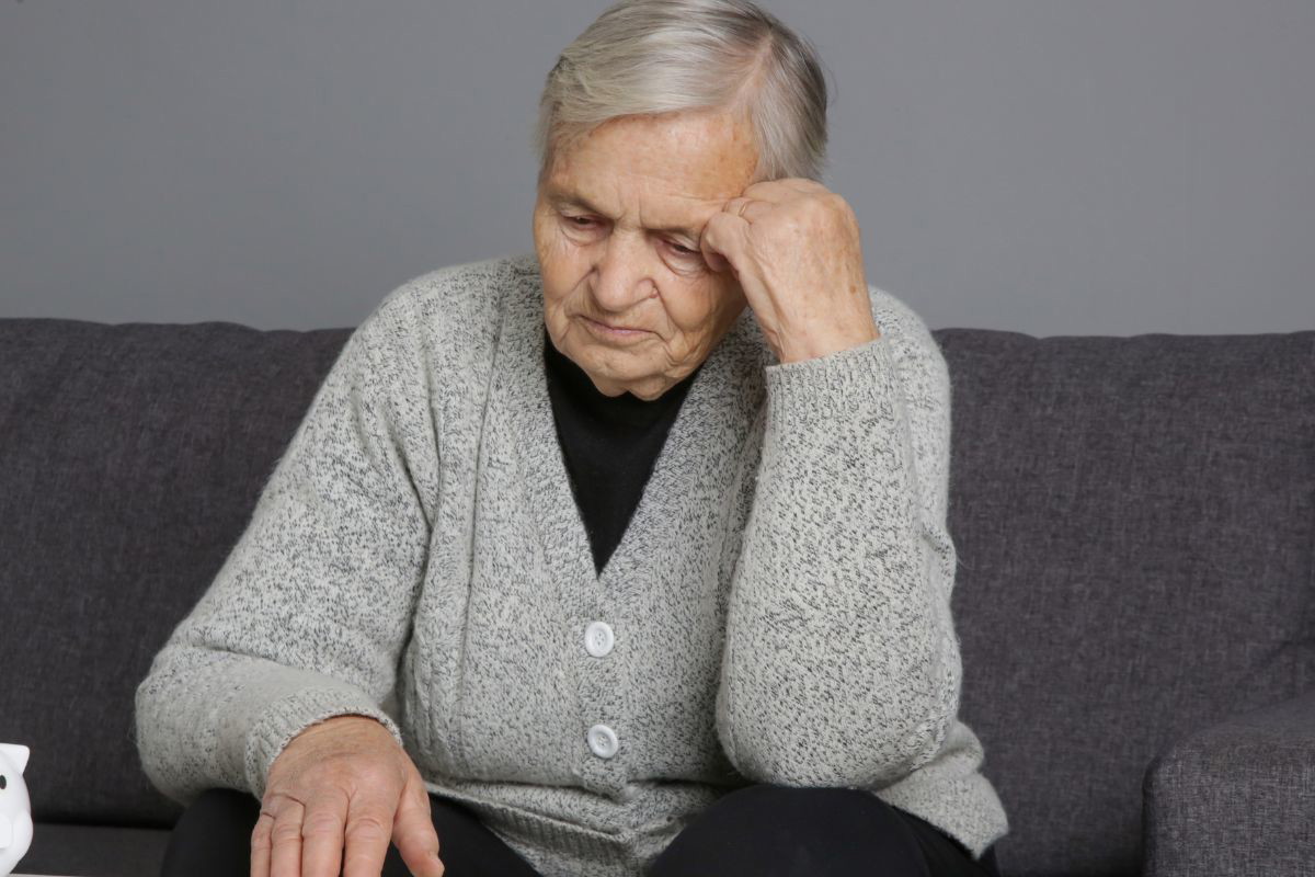 Zamyślona starsza kobieta