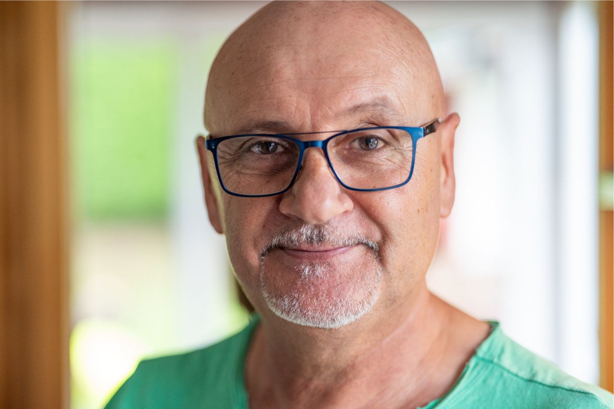 mężczyzna w okularach