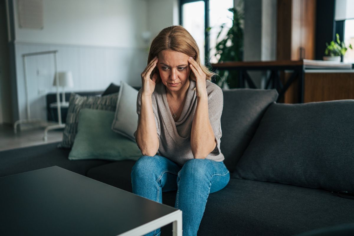 kobieta 40+ zamyślona i smutna