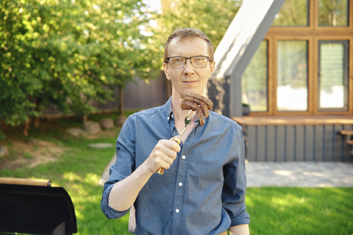 mężczyzna na grillu