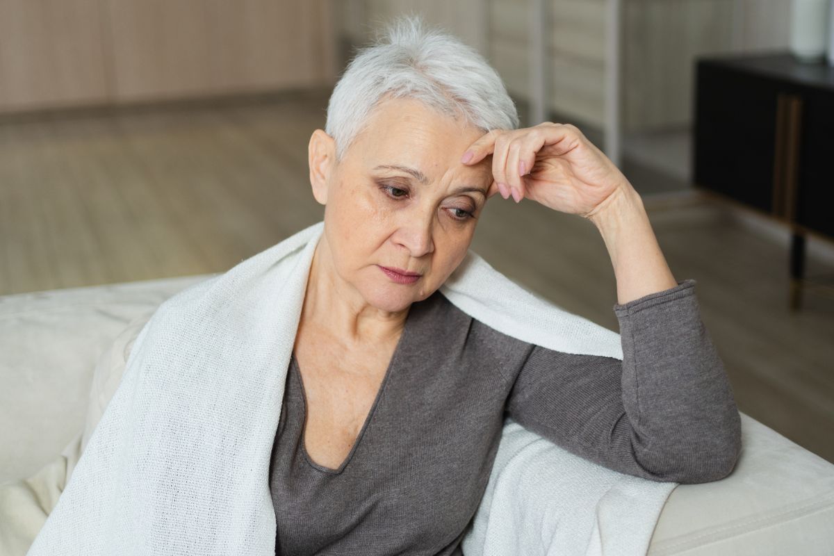 kobieta 60+ zamyślona i smutna