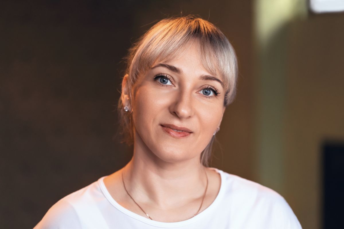 kobieta 30+ patrzy prosto w obiektyw aparatu