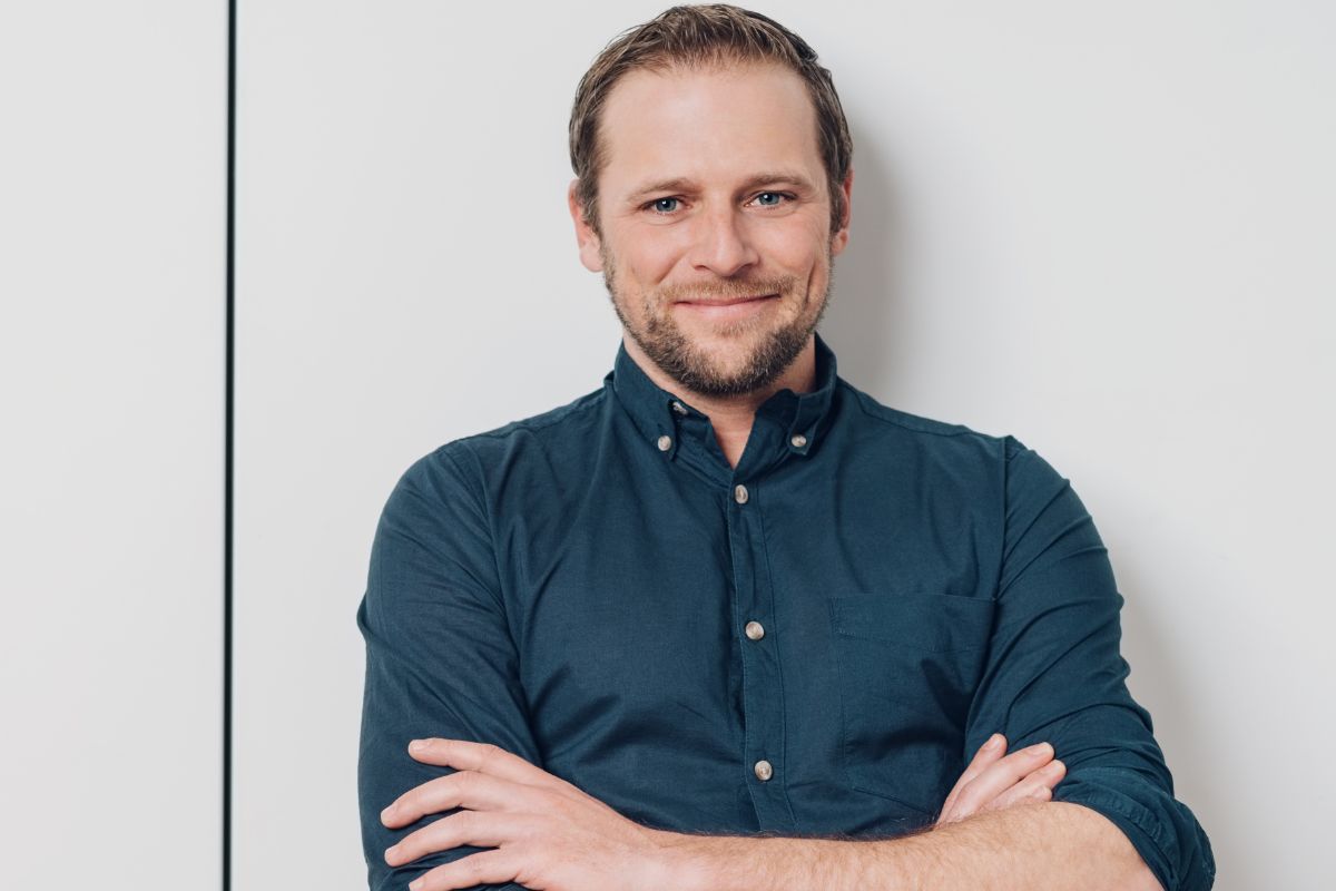 uśmiechnięty mężczyzna