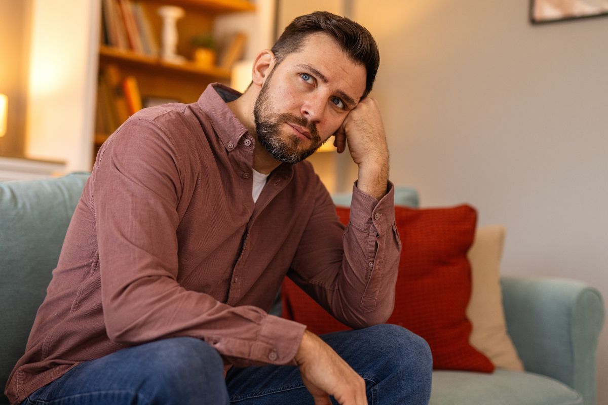 Zamyślony mężczyzna