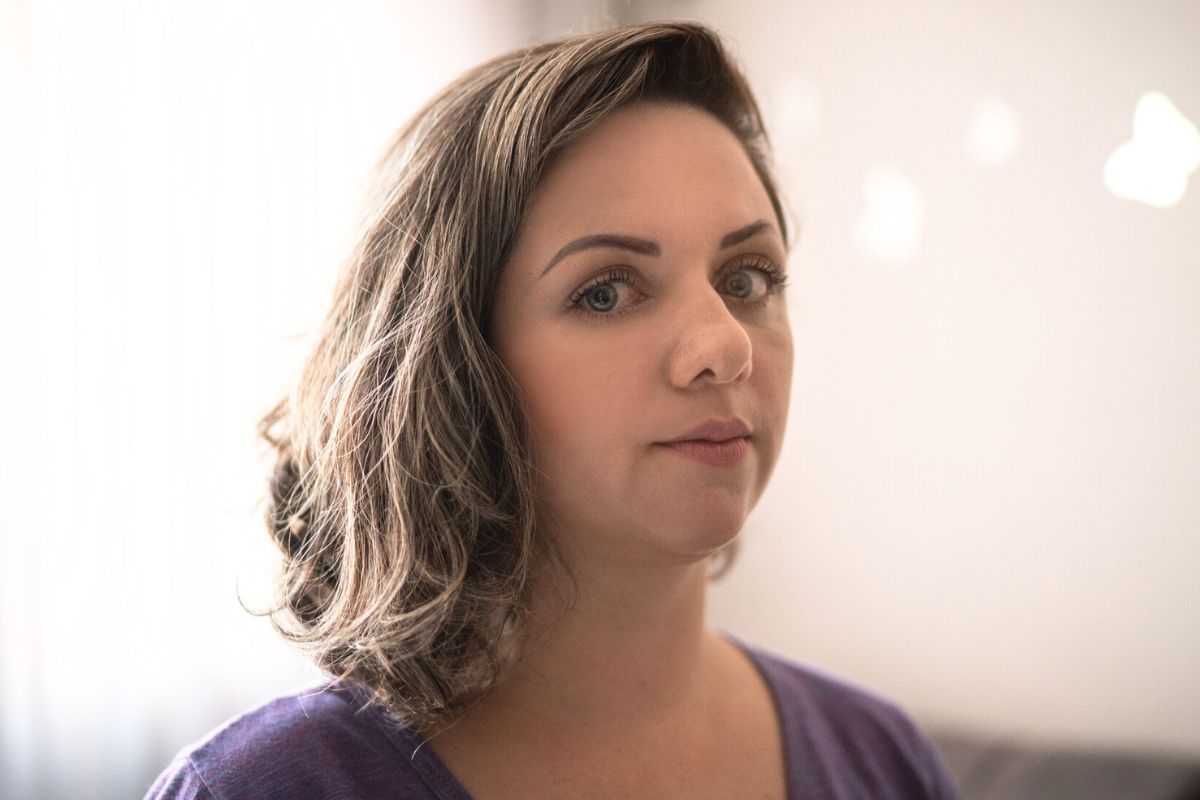 kobieta patrząca w obiektyw