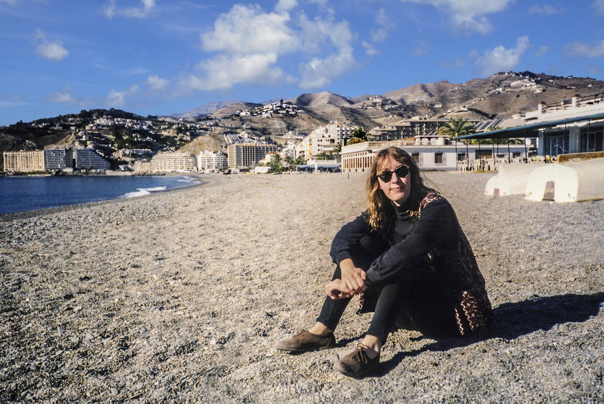 kobieta w wieku 35 plus siedzi na plaży Costa del Sol Malaga Andaluzja Hiszpania