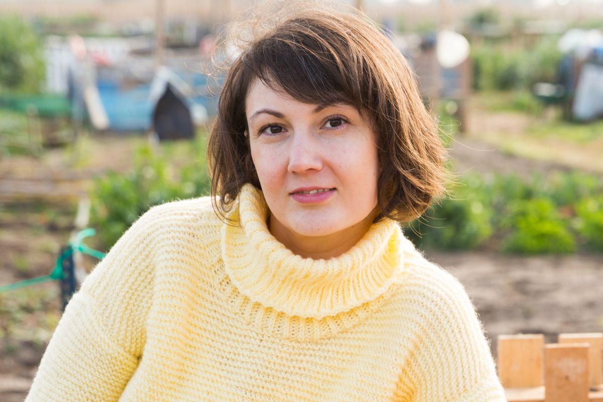 kobieta w żółtym golfie