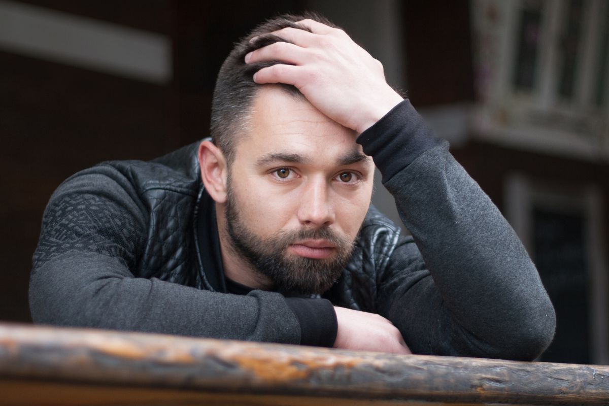 zmartwiony mężczyzna