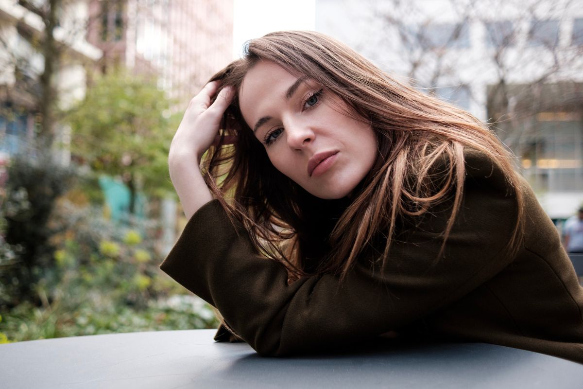 kobieta 30+ patrzy prosto w obiektyw aparatu