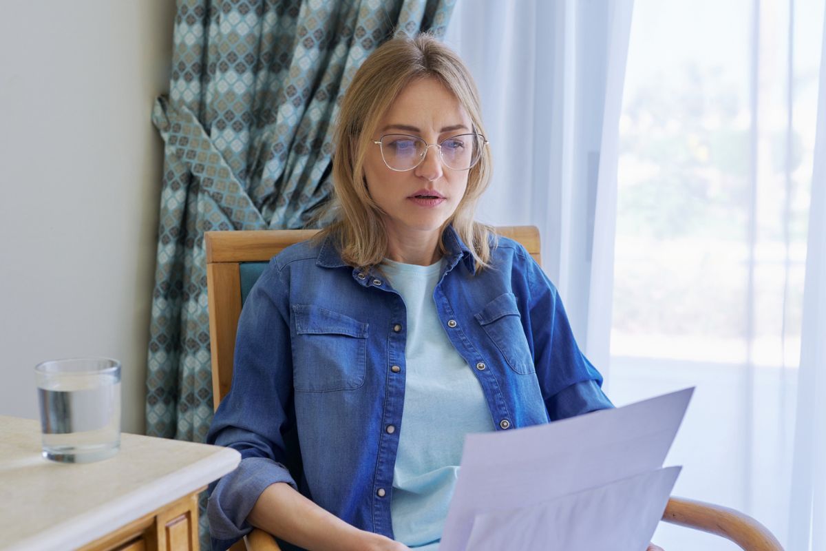 kobieta czytająca list