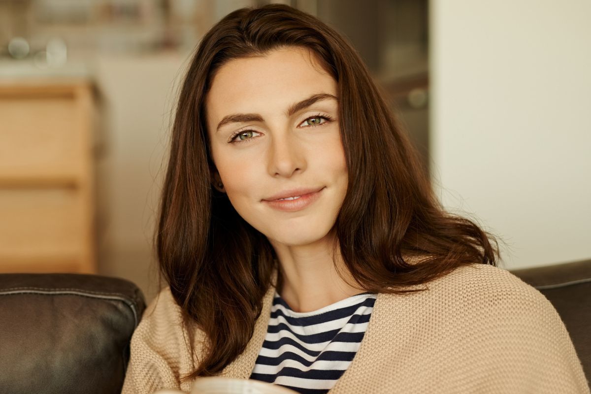 kobieta w ciemnych włosach