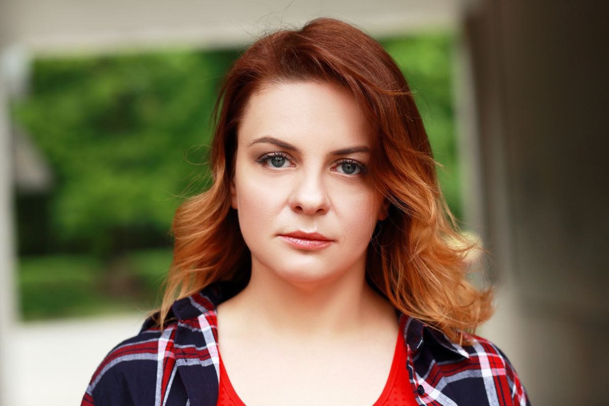 kobieta 30+ patrzy prosto w obiektyw aparatu