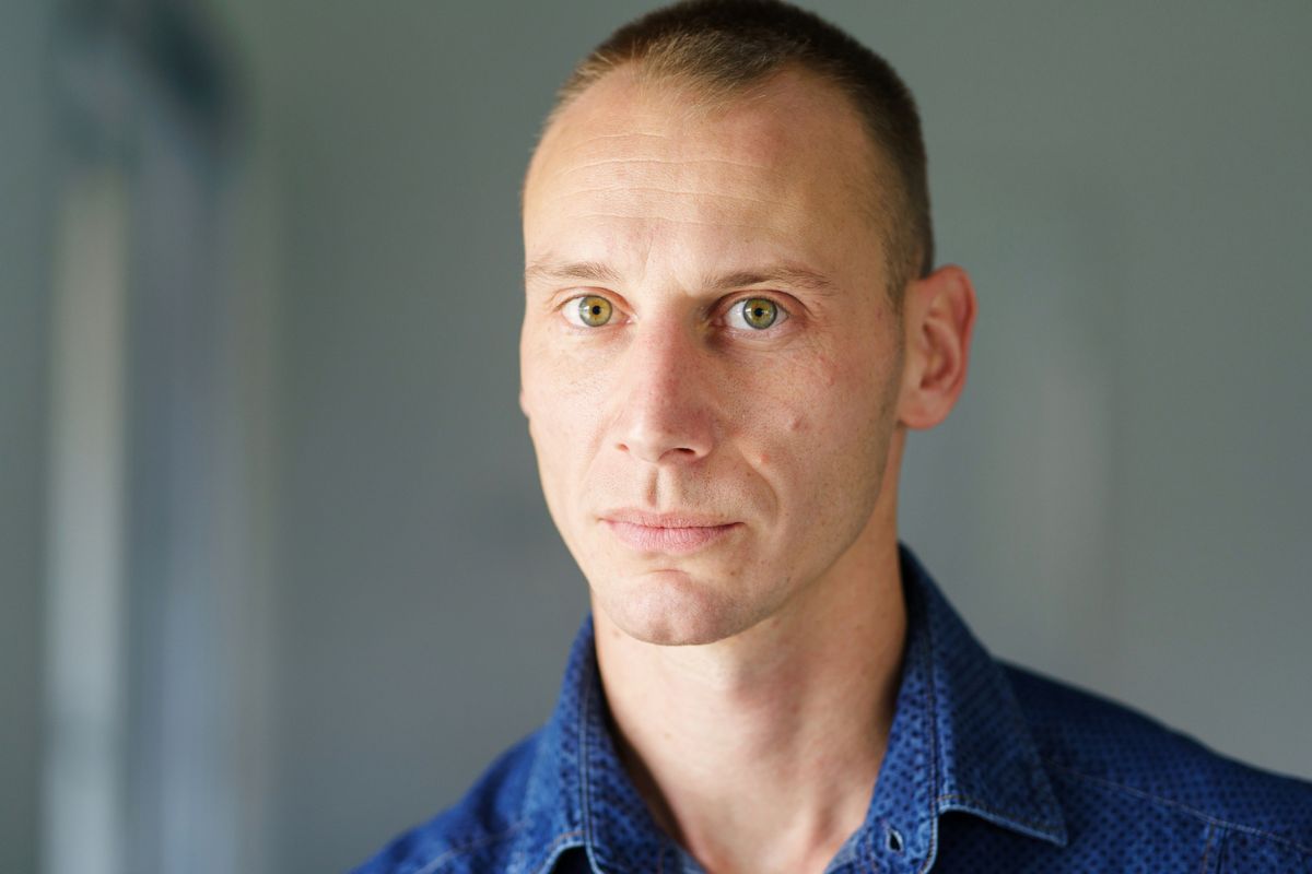 mężczyzna patrzący w obiektyw