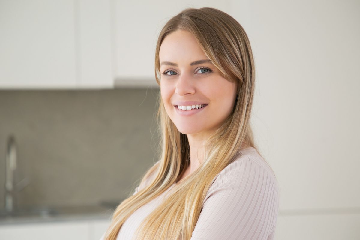 uśmiechnięta młoda kobieta