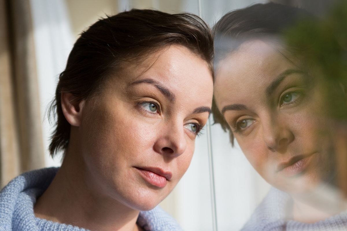 kobieta oparta o okno