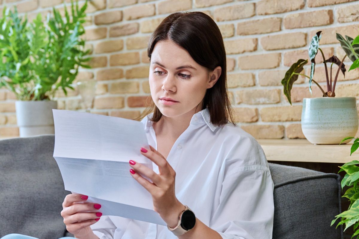 kobieta czytająca list