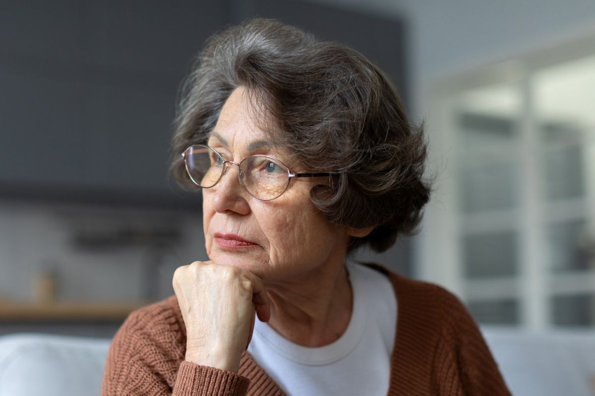 kobieta 60+ zamyślona i smutna