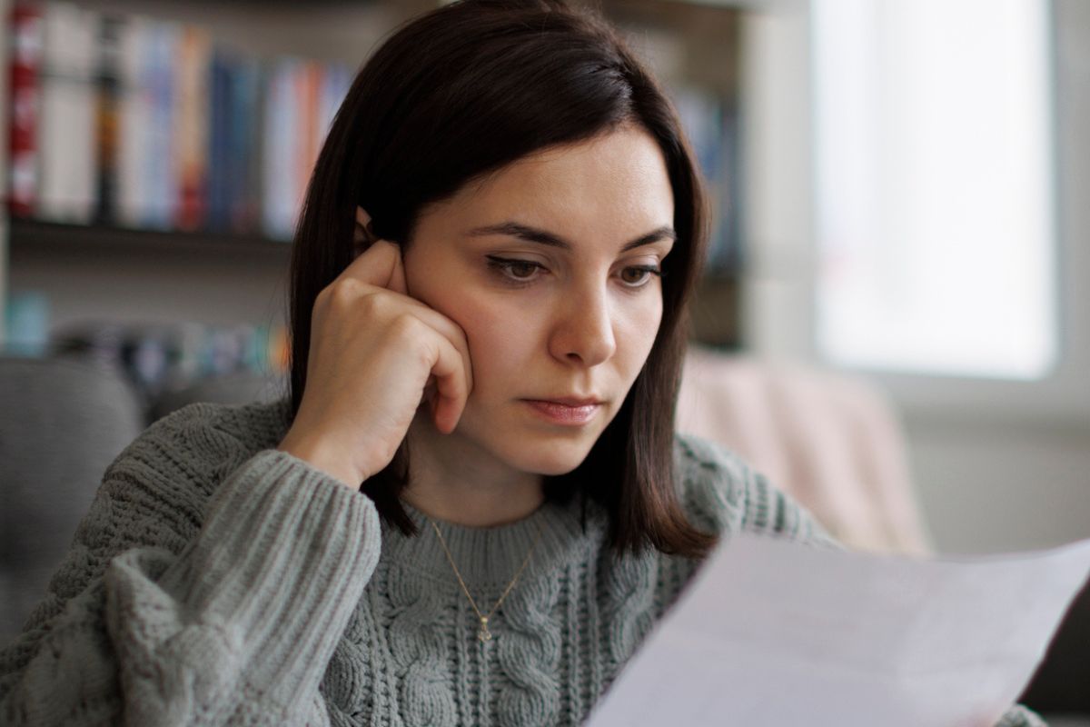 kobieta czytajaca listy