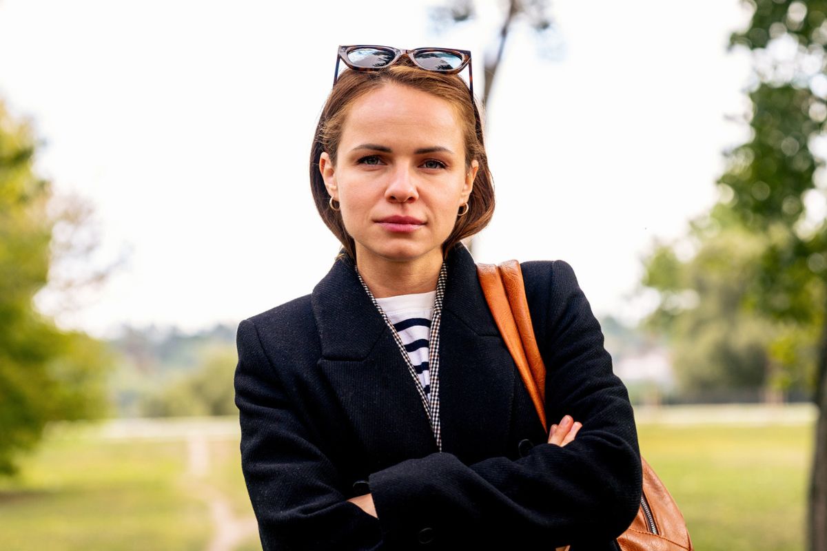 kobieta na wiosennym spacerze