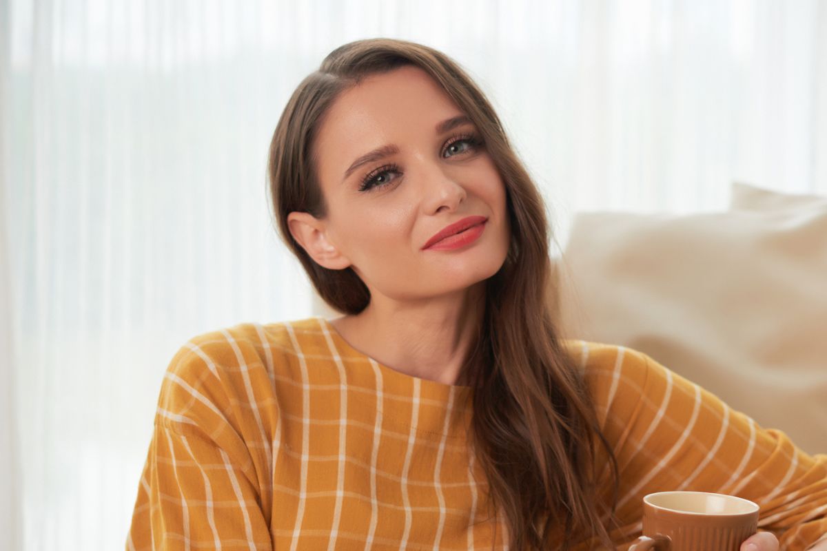 kobieta w pomarańczowej bluzce