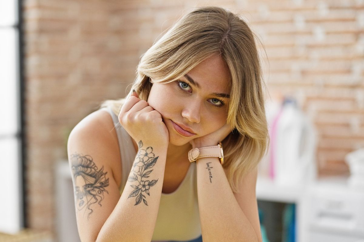 Smutna młoda kobieta