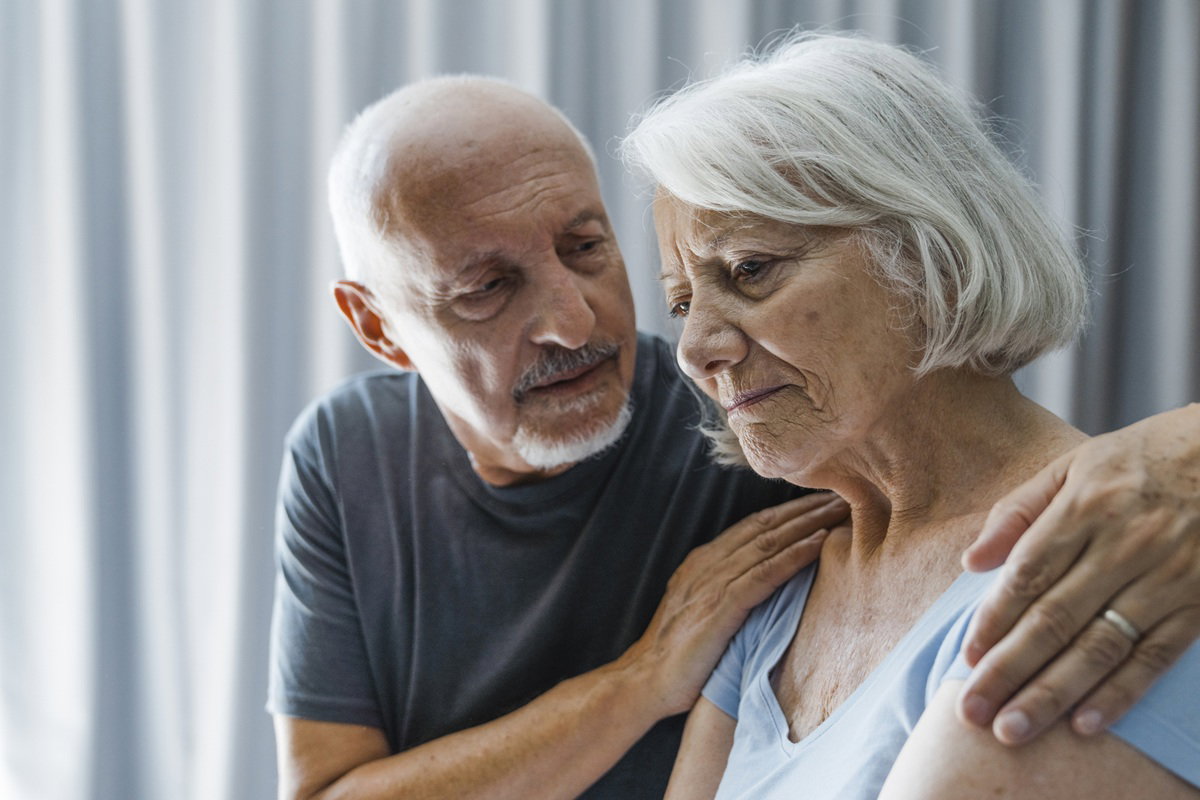para seniorów w wieku 65 plus mężczyzna pociesza smutną i zamyśloną kobietę