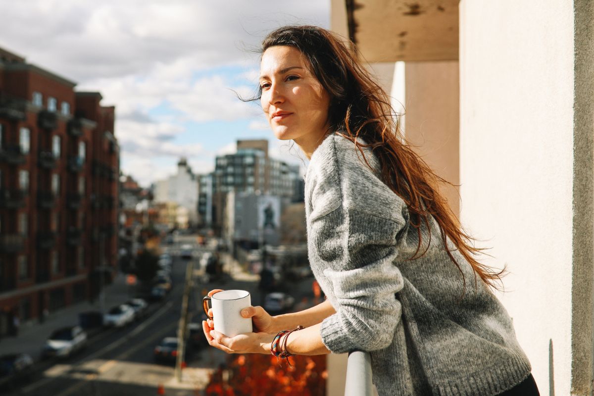 kobieta wyglądająca z balkonu