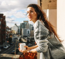 kobieta wyglądająca z balkonu