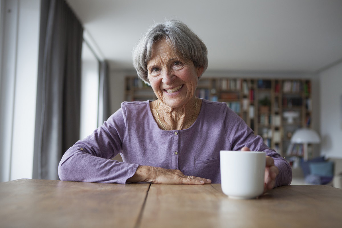 uśmiechnięta seniorka