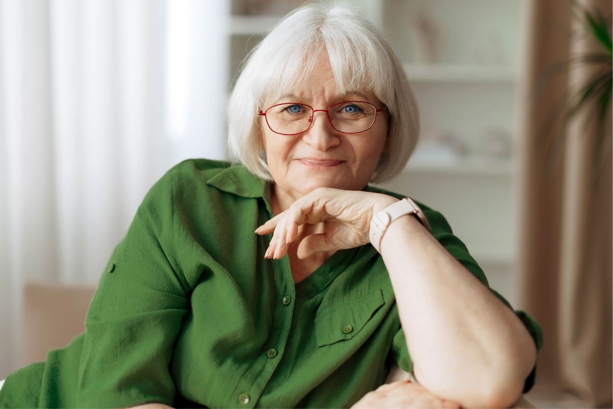Uśmiechnięta starsza kobieta