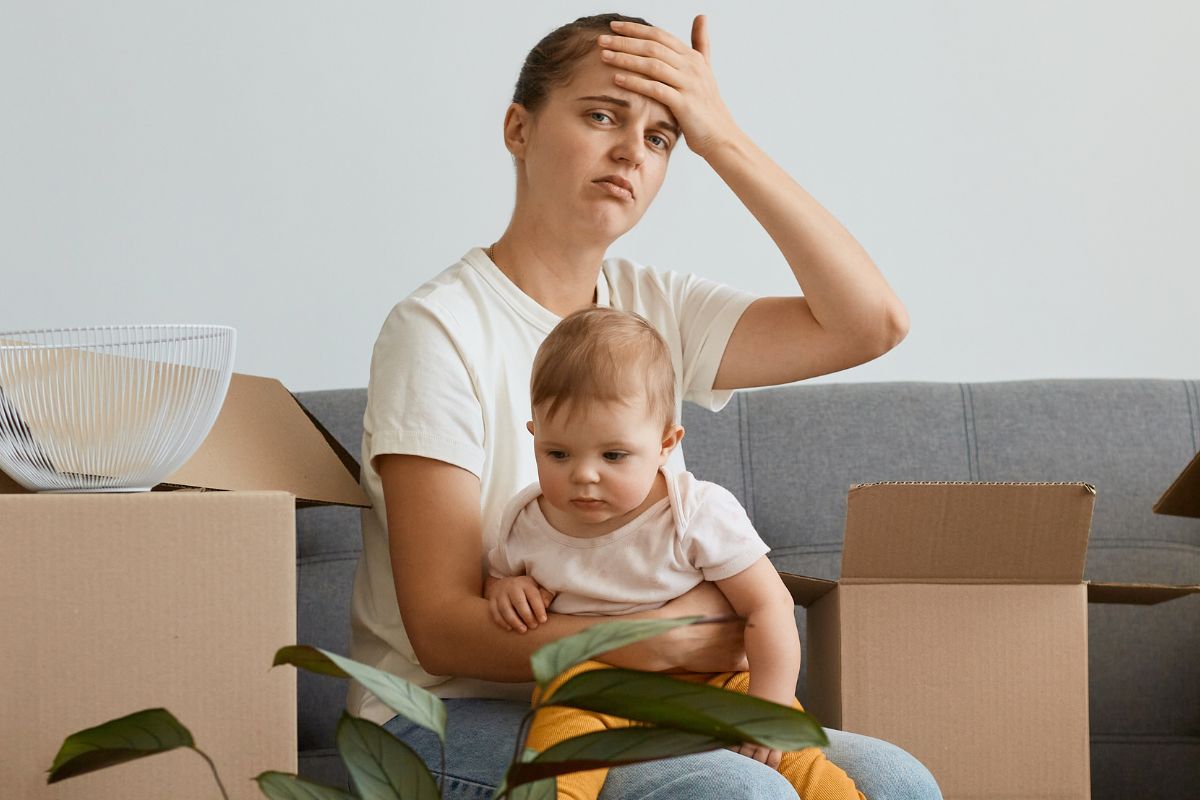 Załamana młoda kobieta z dzieckiem