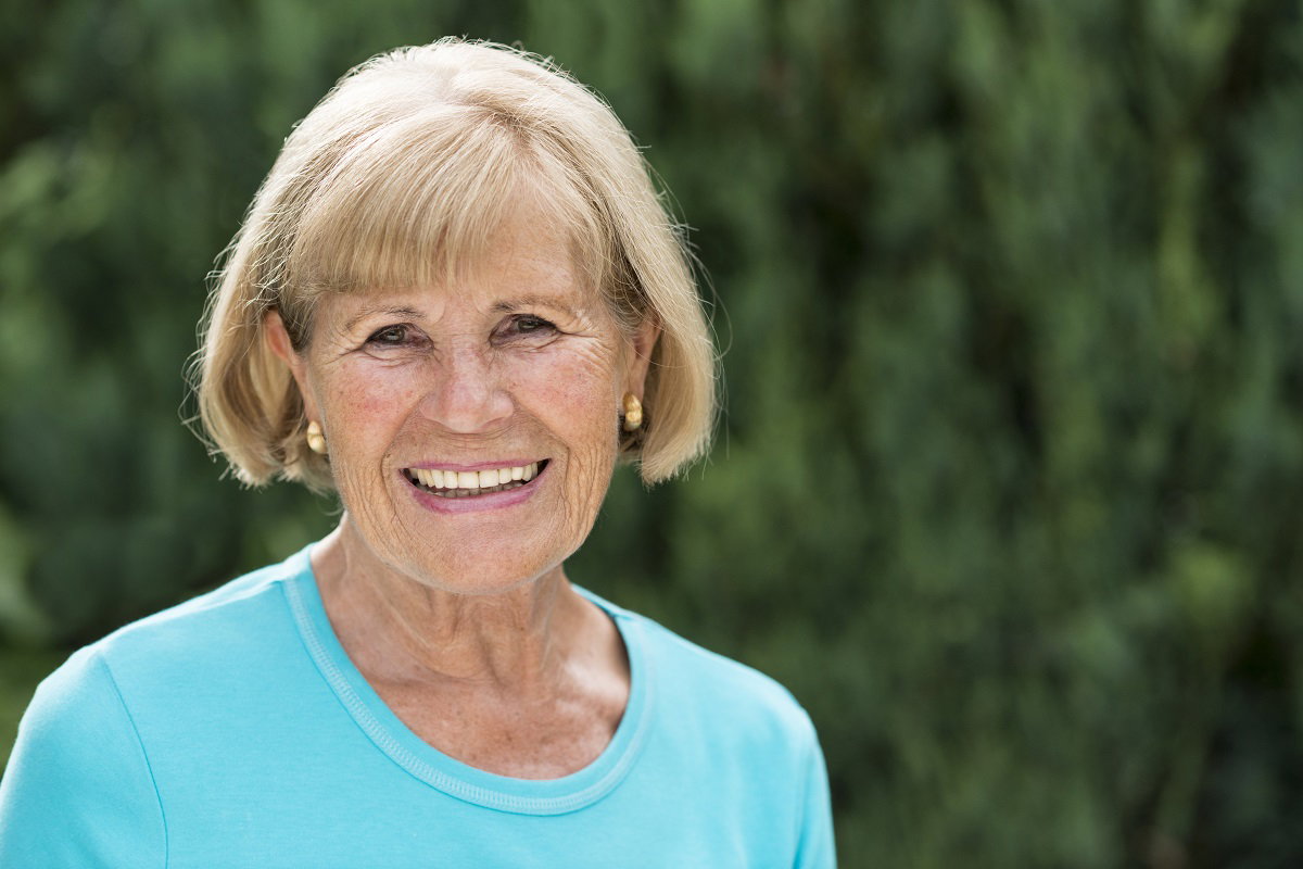 uśmiechnięta seniorka