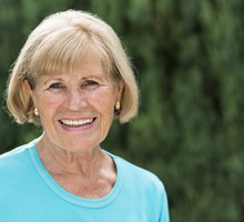 uśmiechnięta seniorka