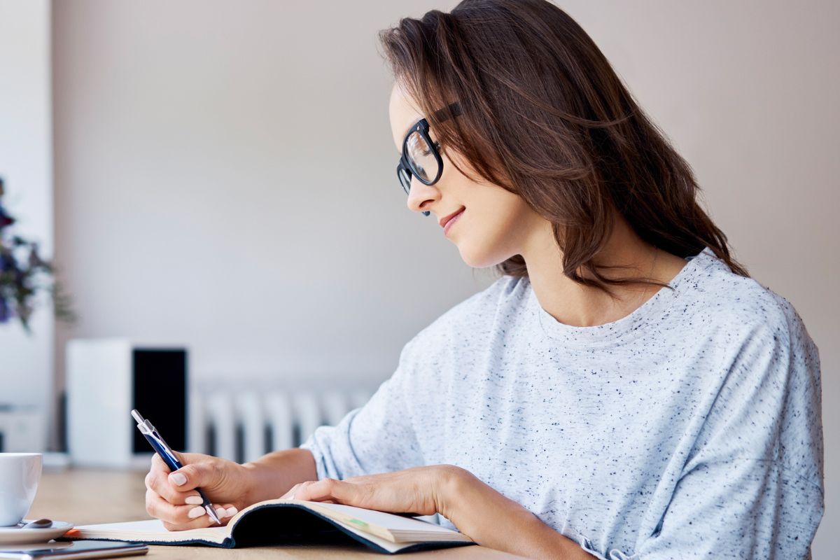 dziewczyna pisząca list