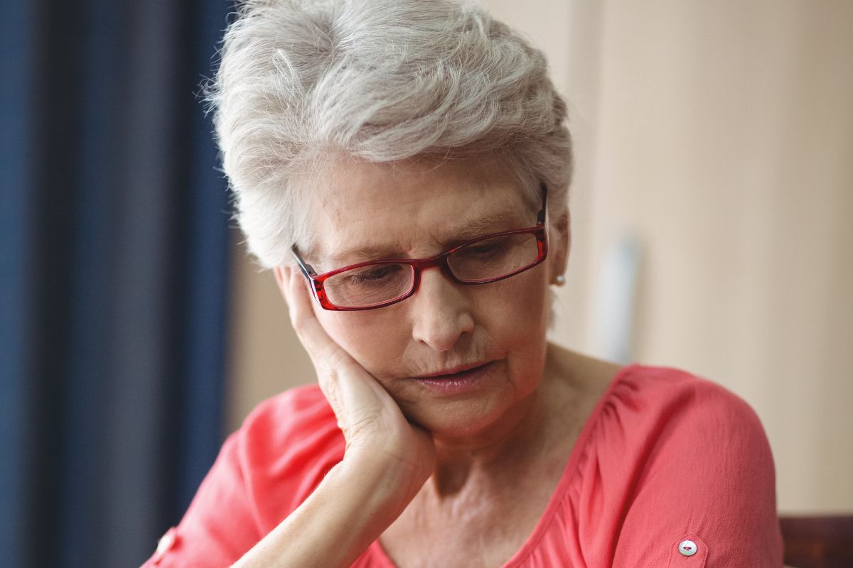 Zmartwiona starsza kobieta