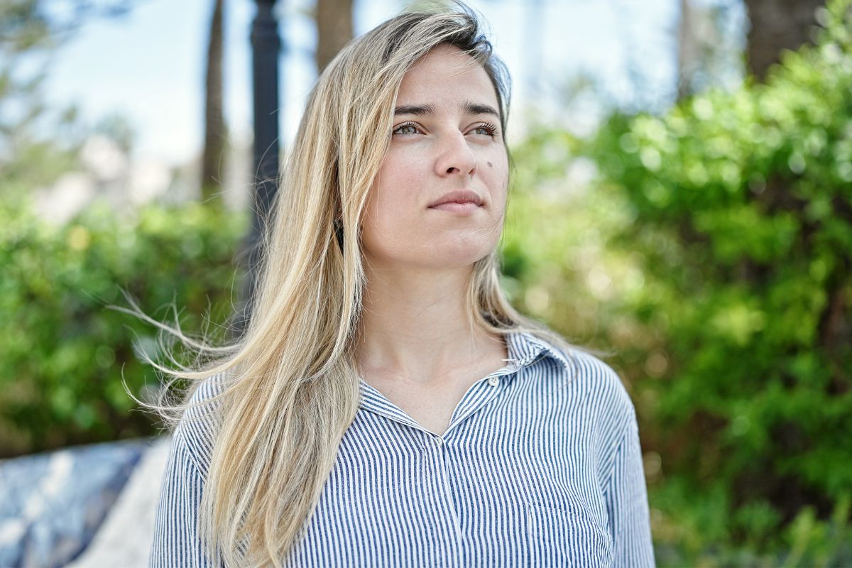 Zamyślona kobieta w ogrodzie