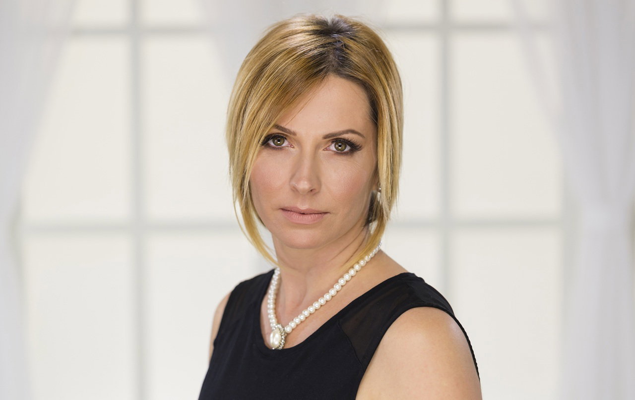 kobieta w wieku 40 plus blondynka w czarnej sukience elegancka ze zdegustowaną miną na jakiejś uroczystości