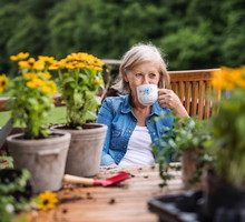 seniorka z kubkiem kawy