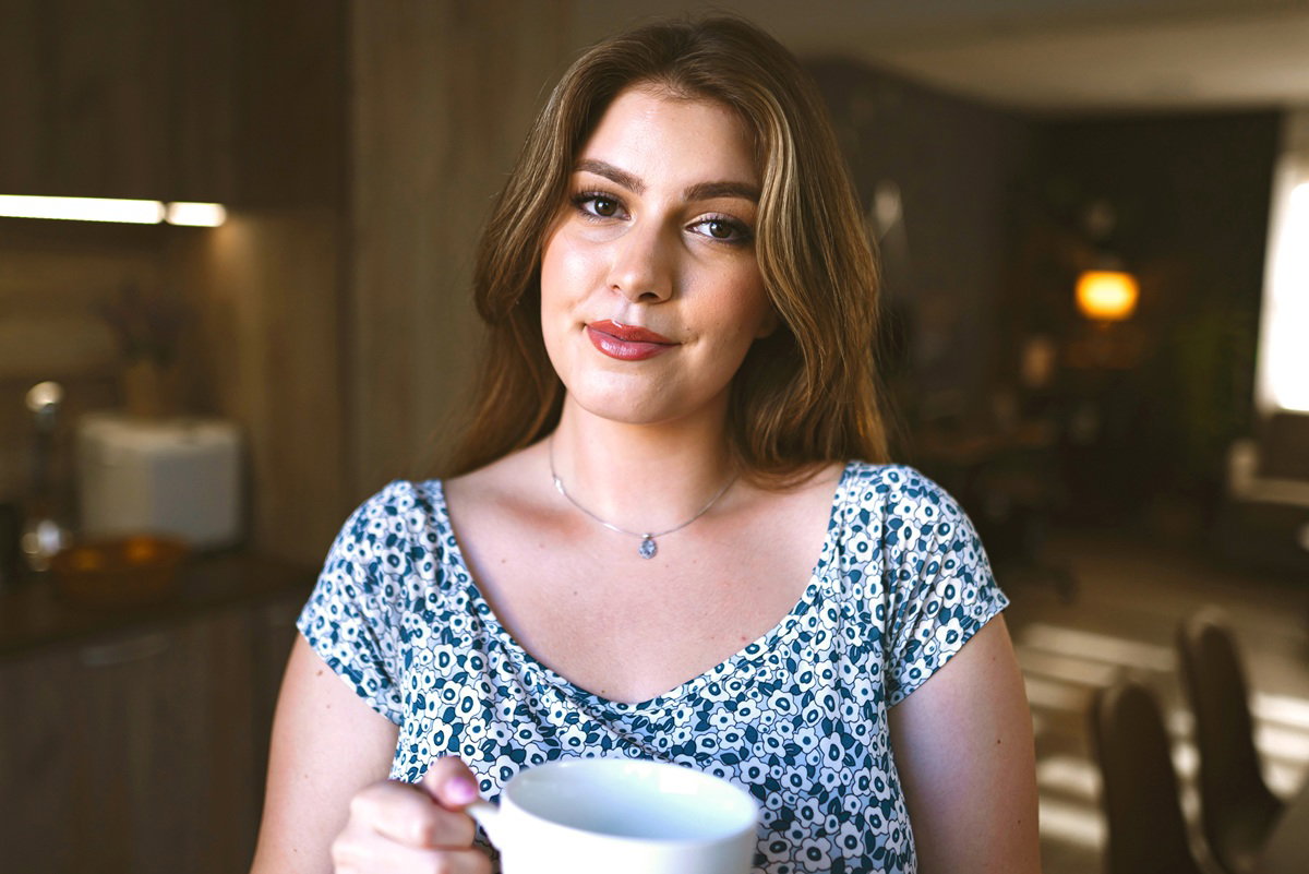 kobieta w wieku 30 plus stoi w kuchni ze zdegustowaną miną