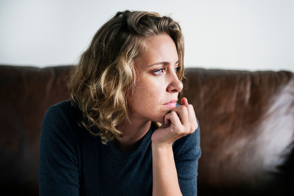 kobieta 30+ zamyślona i smutna