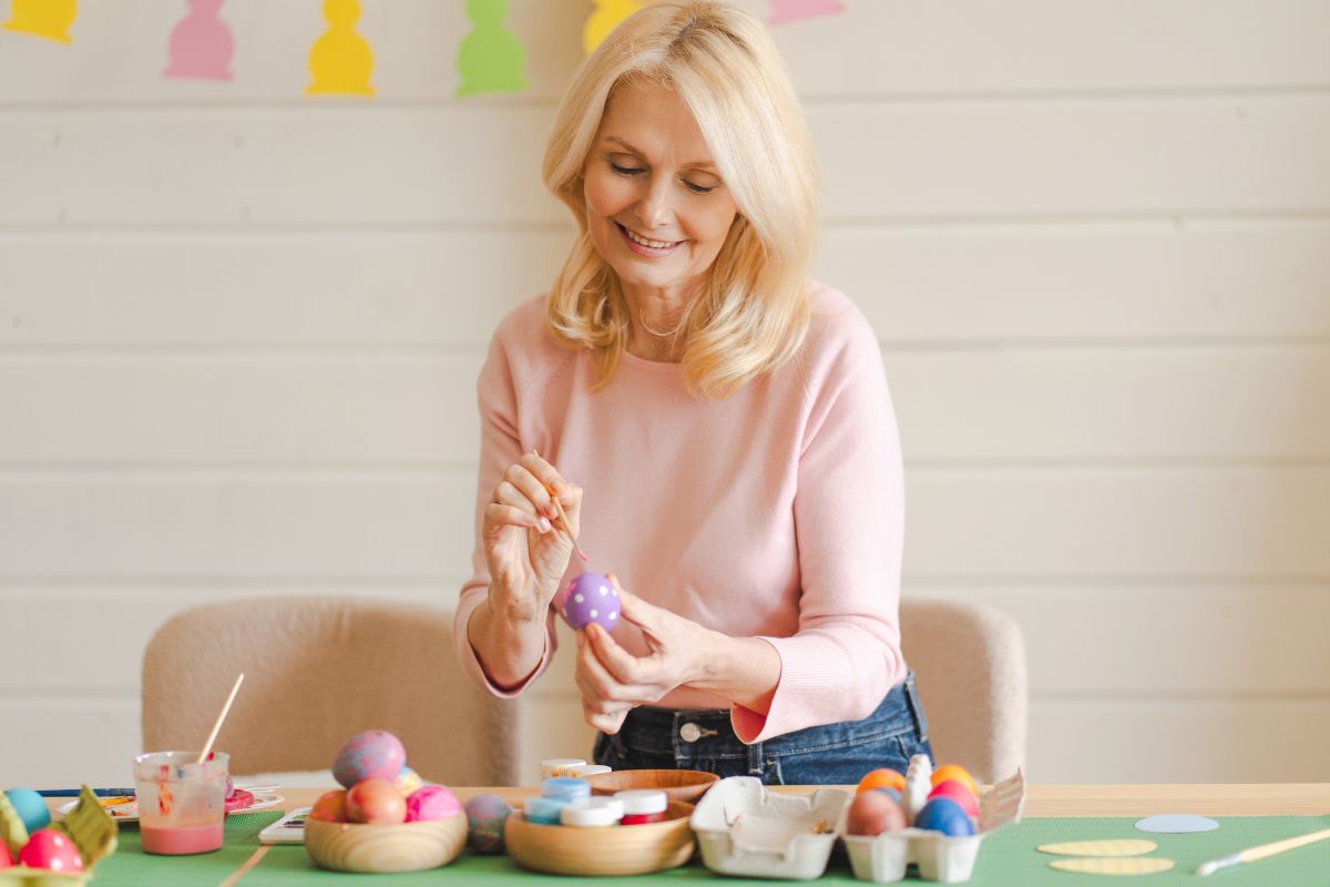 Kobieta maluje pisanki