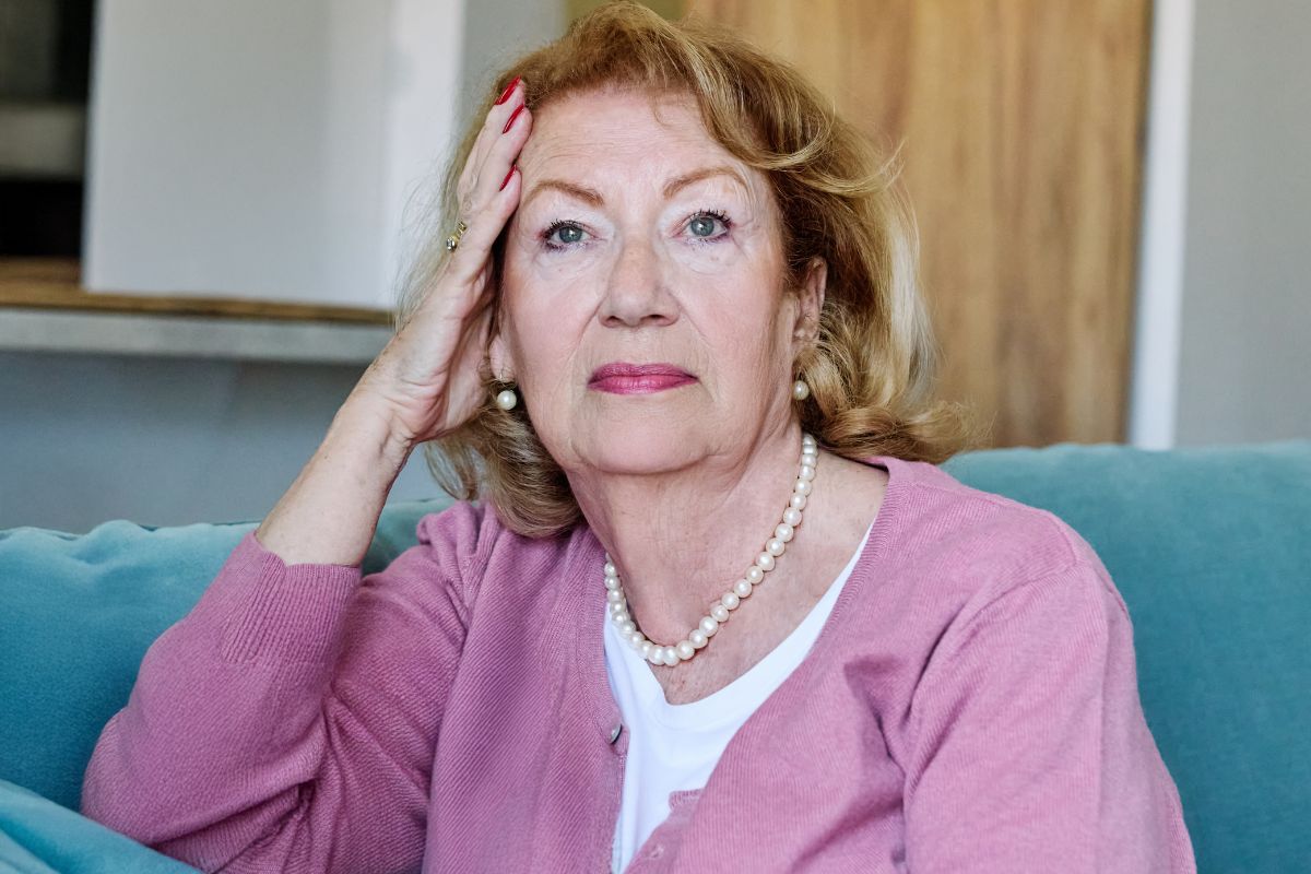 Zmartwiona starsza kobieta