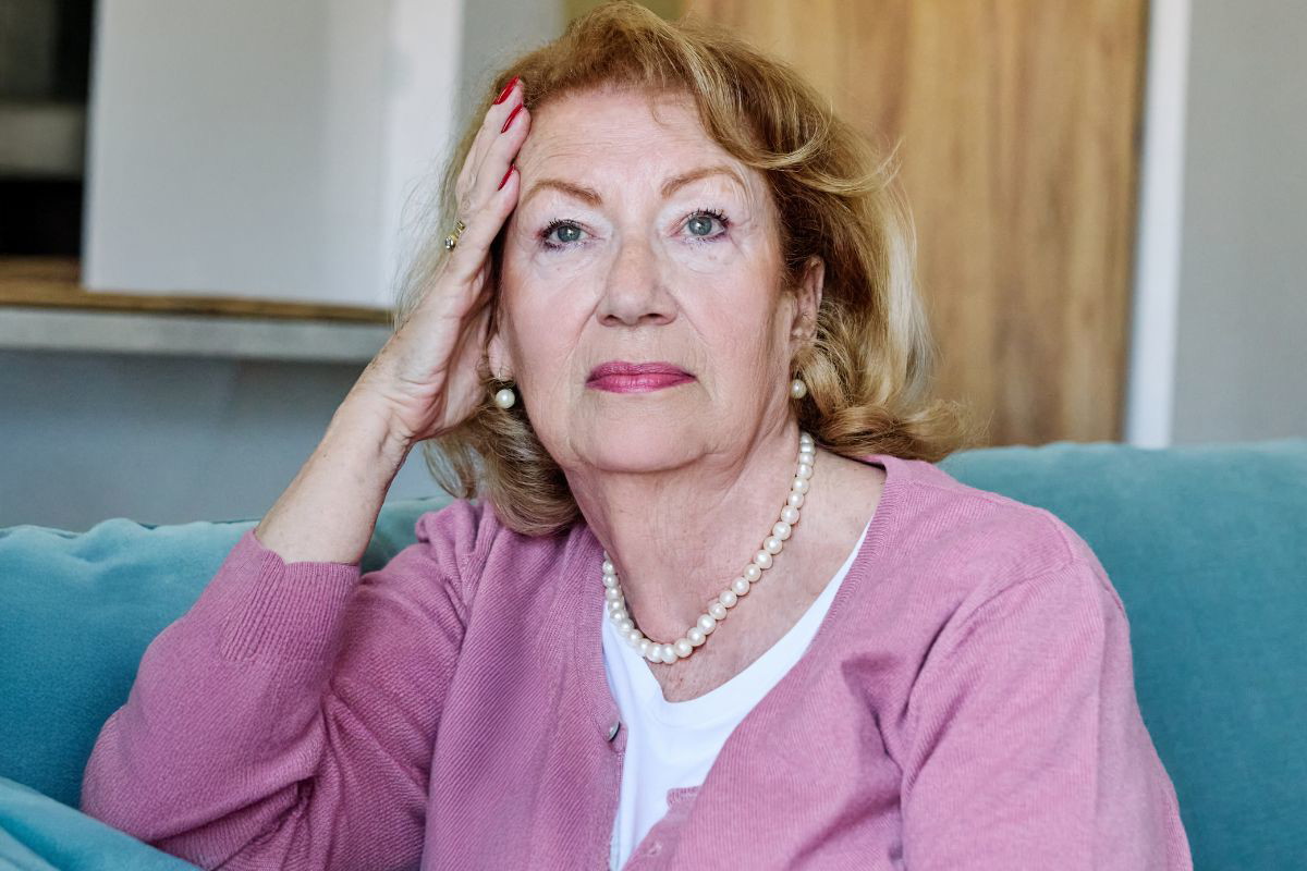 Zmartwiona starsza kobieta