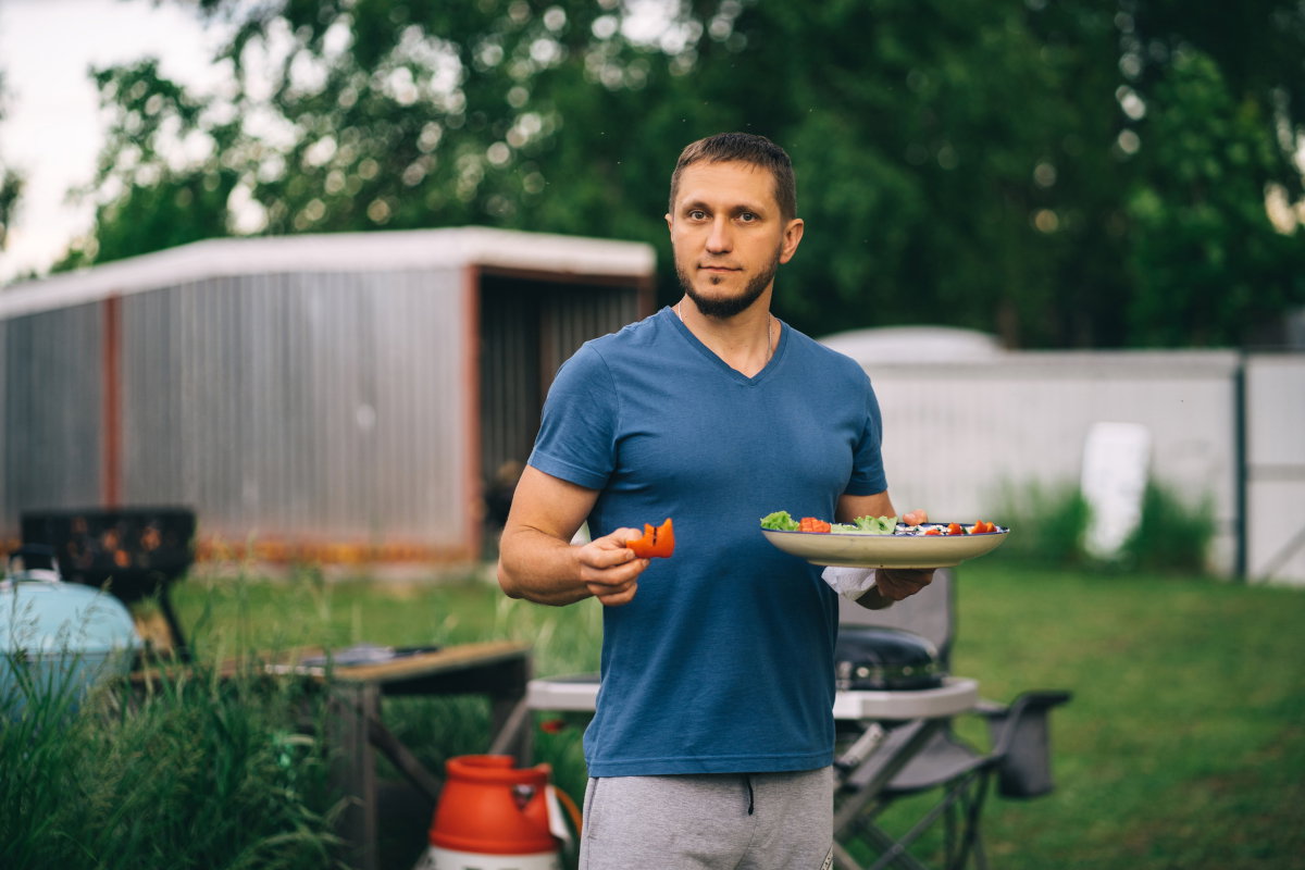 mężczyzna na grillu